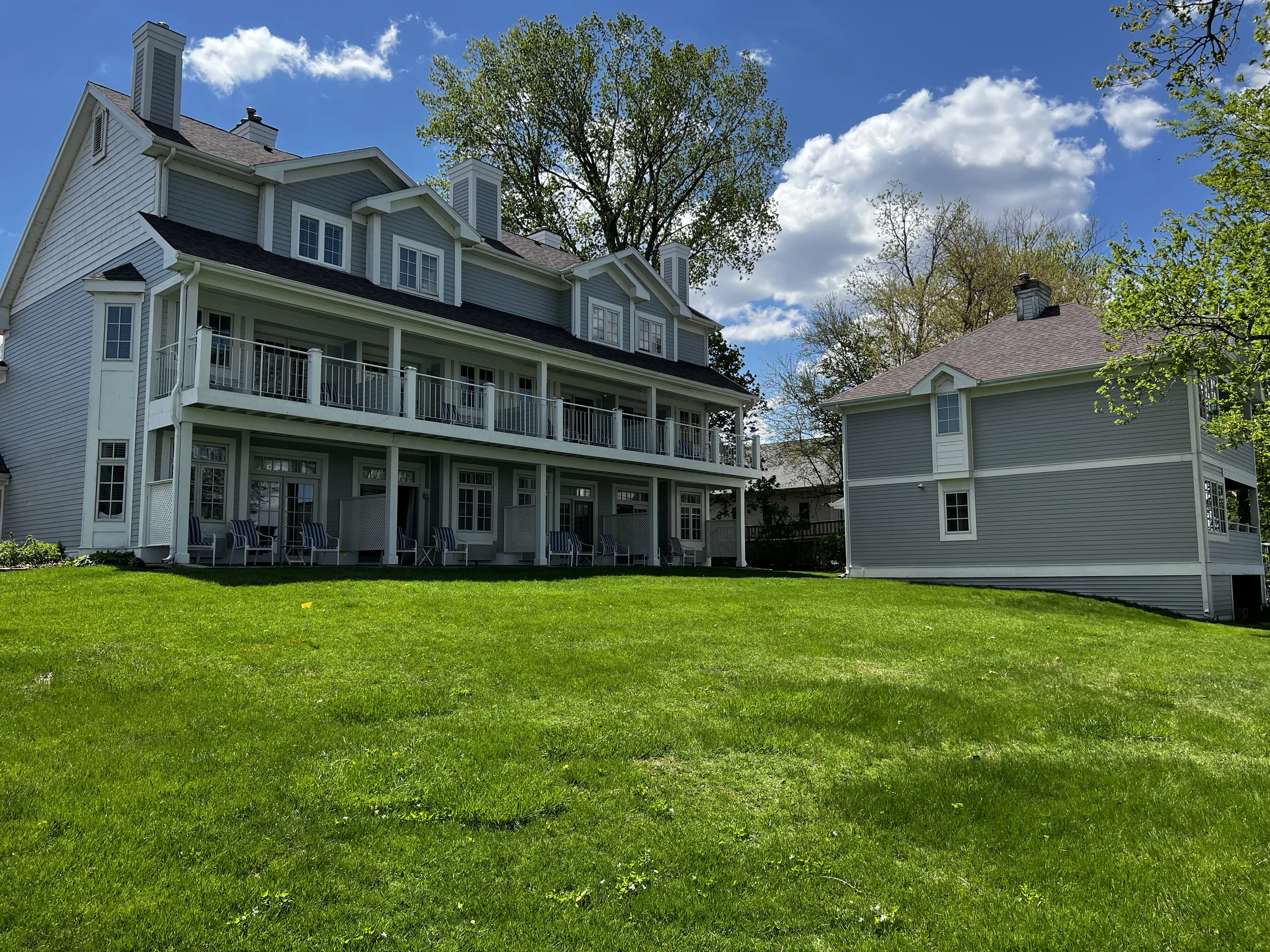 Overview of Auberge 8 Room and Lake Cottage